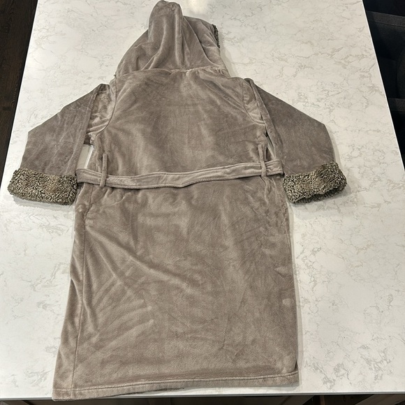 Pottery Barn Faux Fur Plush Hooded Bath Robe Medium - Picture 8 of 16